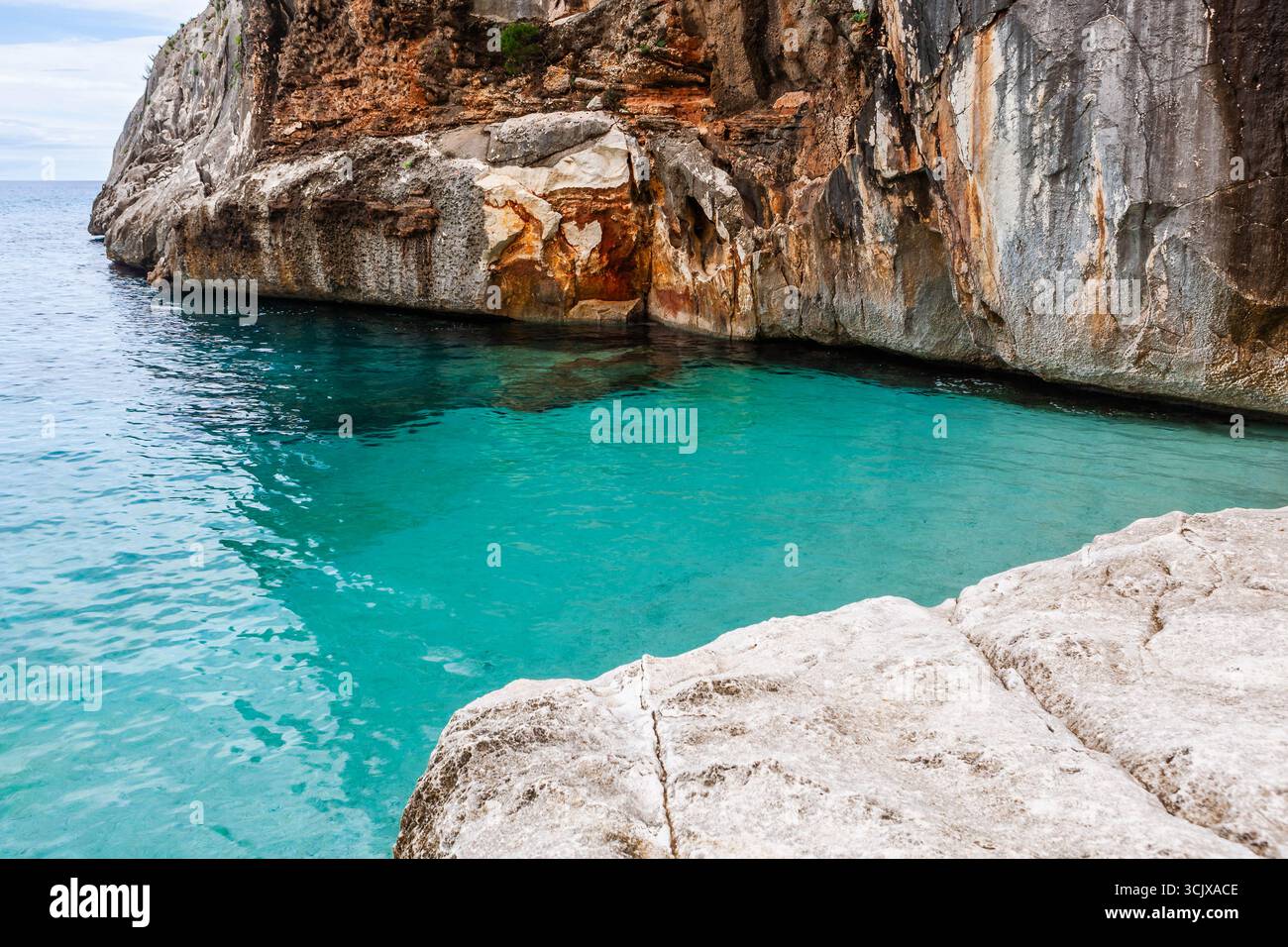 Cala Goloritze. Mare Mediterraneo cristallino e scogliere del Golfo di Orosei. Mare di smeraldo sulla costa orientale sarda. Baunei, Sardegna, Italia. Foto Stock