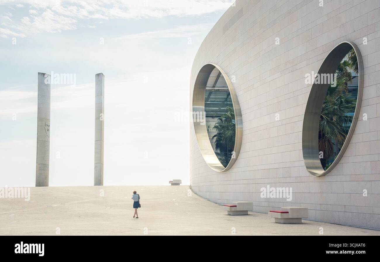 Lisbona, Portogallo. Splendida architettura di Fundação Champalimaud nel quartiere di Belém, progettata dall'architetto indiano Charles Correa. Foto Stock