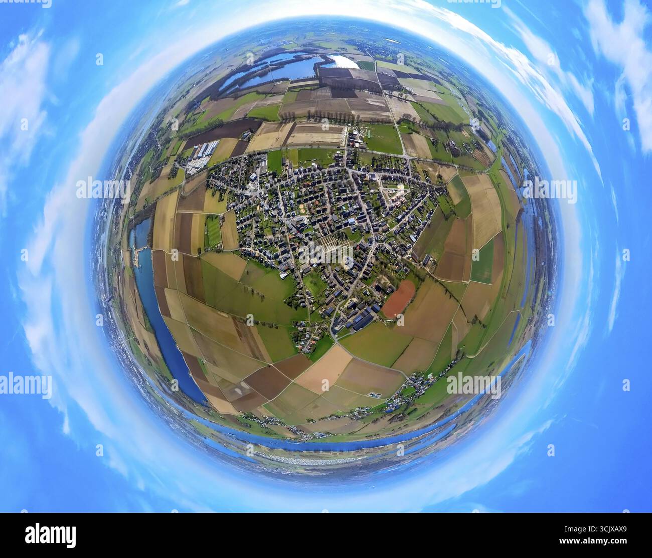 Vista aerea, area residenziale, vista di Ginderich, circondata da prati e campi, globo, immagine fisheye, immagine a 360 gradi, mondo minuscolo, piccolo pianeta Foto Stock