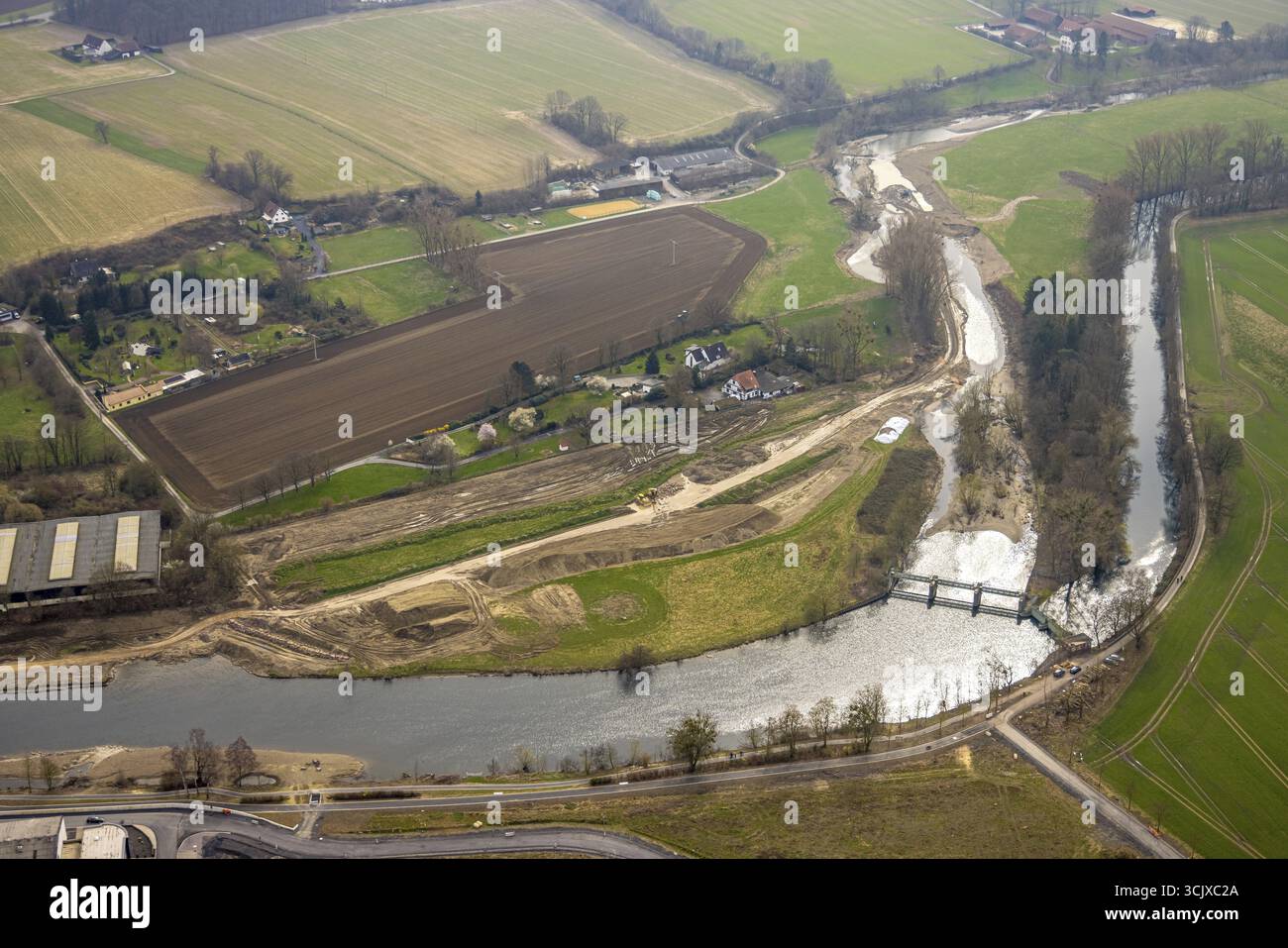 Vista aerea, fiume Ruhr con diga, fosso superiore, prati e campi, lavori agricoli, Wickede/Ruhr, Renania settentrionale-Vestfalia, Germania Foto Stock