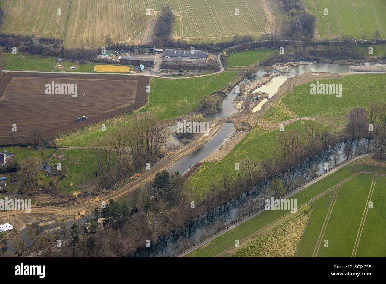 Vista aerea, fiume Ruhr con diga, fosso superiore, prati e campi, lavori agricoli, Wickede/Ruhr, Renania settentrionale-Vestfalia, Germania Foto Stock