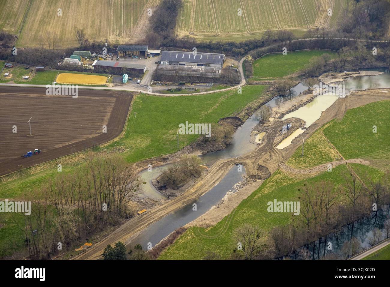 Vista aerea, fiume Ruhr con diga, fosso superiore, prati e campi, lavori agricoli, Wickede/Ruhr, Renania settentrionale-Vestfalia, Germania Foto Stock