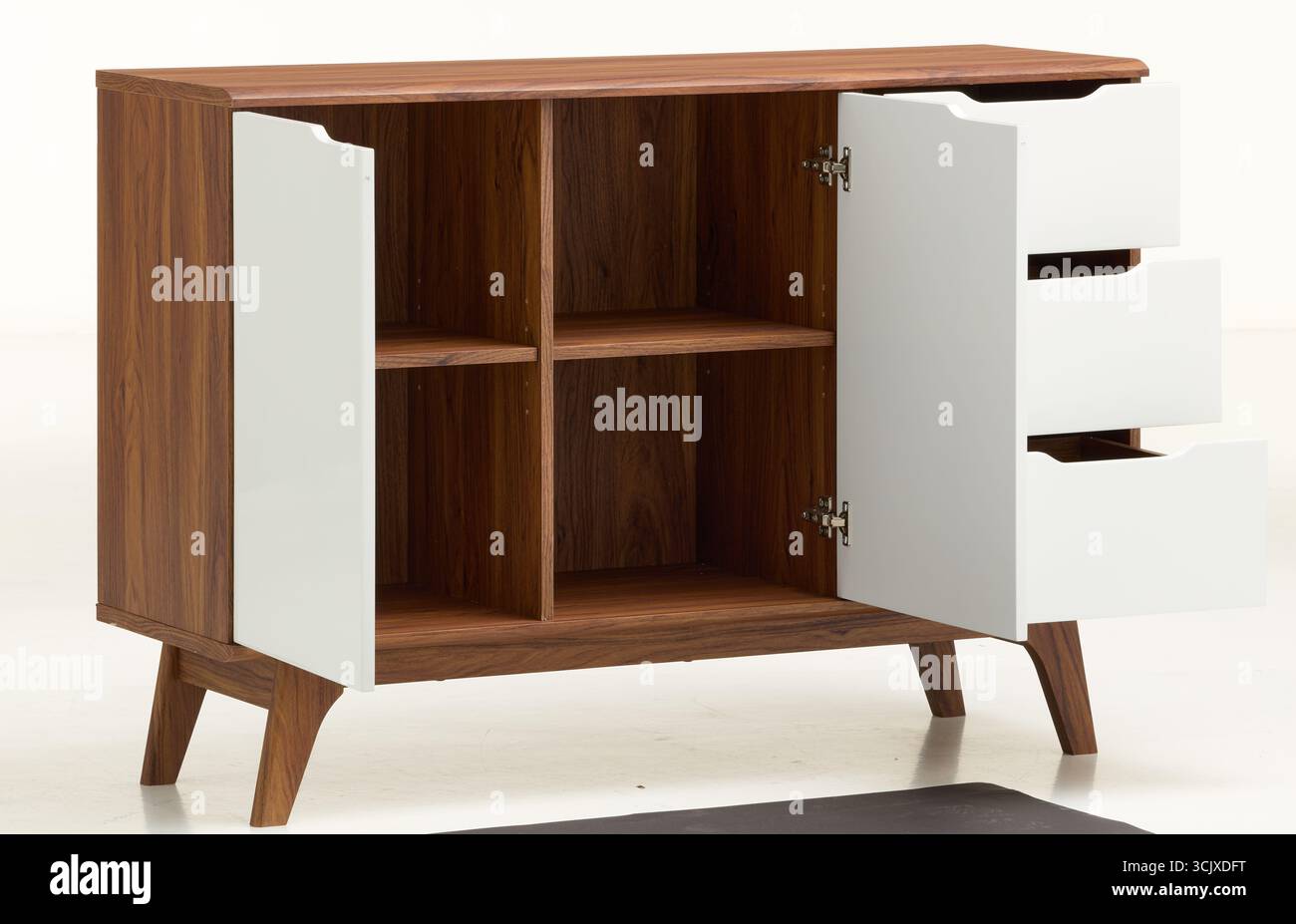 Cappa quadrata in rovere con apertura frontale sfondo naturale isolato con percorso di ritaglio Foto Stock