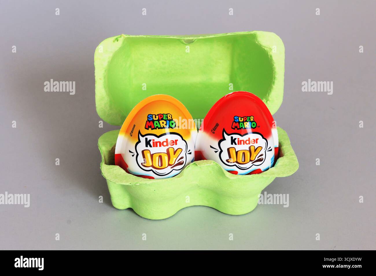 Uova Kinder Joy con giocattoli da collezione Super Mario, prodotti dolciari Ferrero Foto Stock