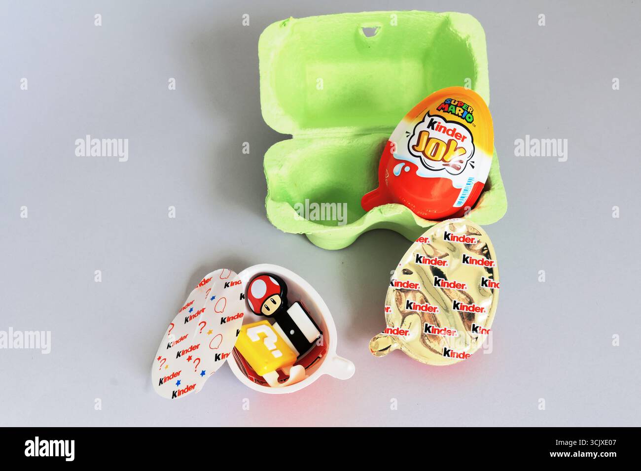 Uova Kinder Joy con giocattoli da collezione Super Mario, prodotti dolciari Ferrero Foto Stock