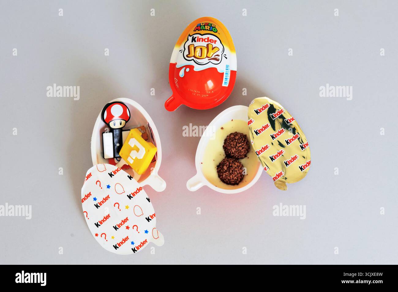 Uova Kinder Joy con giocattoli da collezione Super Mario, prodotti dolciari Ferrero Foto Stock