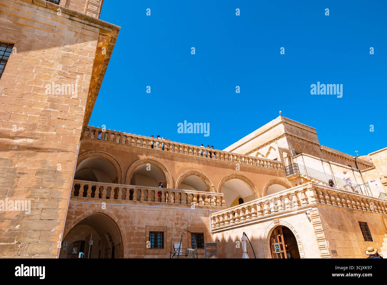 Vista esterna del Museo Mardin di giorno. Mardin Turchia - 6.27.2025 Foto Stock