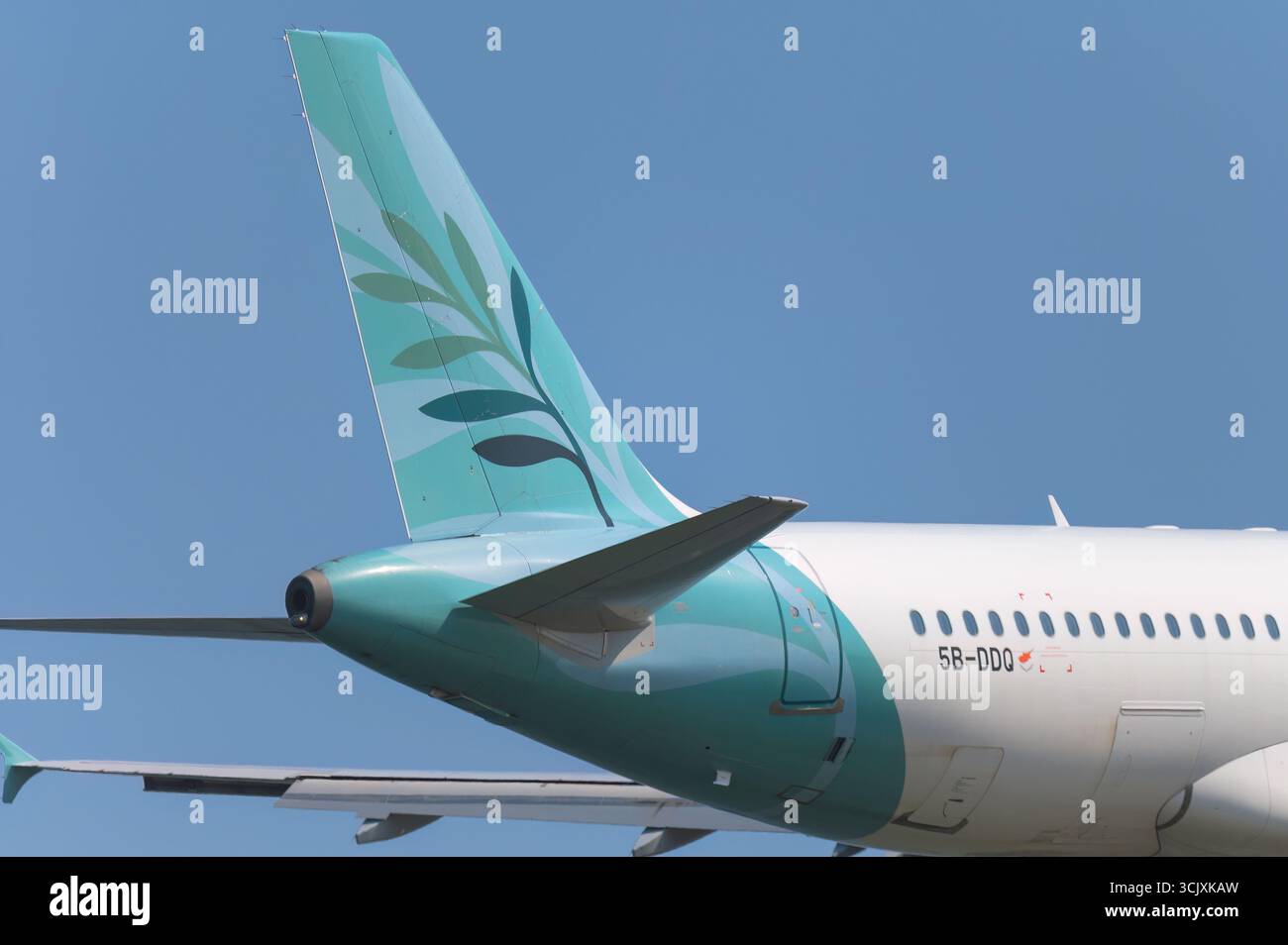 Larnaca, Cipro - 29 giugno 2024: Airbus A320 di Cyprus Airways aereo coda con ramo di oliva contro un cielo azzurro, simboleggiando la pace e.. Foto Stock