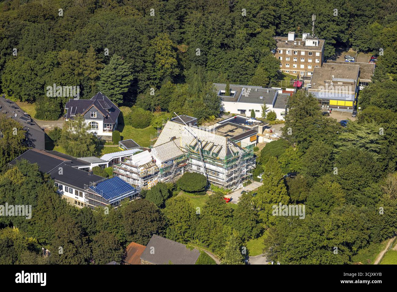 Vista aerea, cantiere edile e centro congressi di ristrutturazione Hattingen, dietro il centro di educazione giovanile DGB, Niederbonsfeld, Hattingen, zona della Ruhr Foto Stock