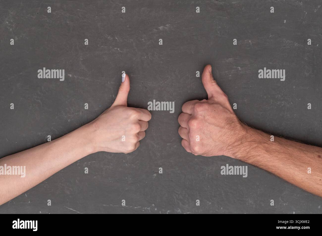 Mani maschili e femminili che mostrano segni di approvazione, che esprimono consenso, sostegno e consenso. Due mani con il pollice in alto e gesti OK, per approvazione e m Foto Stock