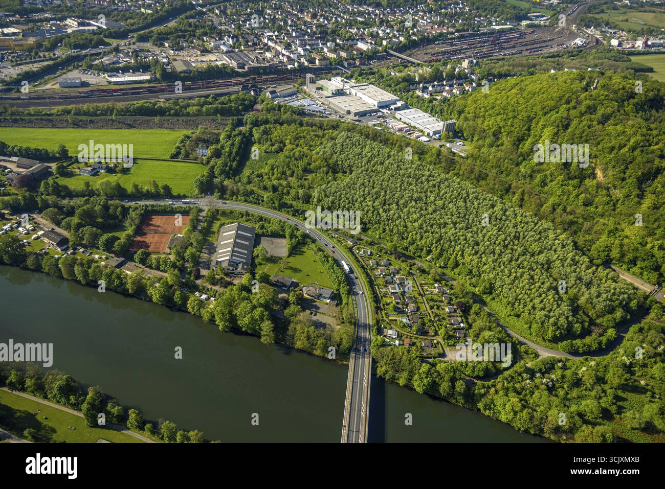 Vista aerea, campi da tennis, centro eventi di tennis Herdecke, fiume Ruhr e ponte della Ruhr, strada federale Hagener Strasse B54, zona industriale Ewald Doerken AG Foto Stock