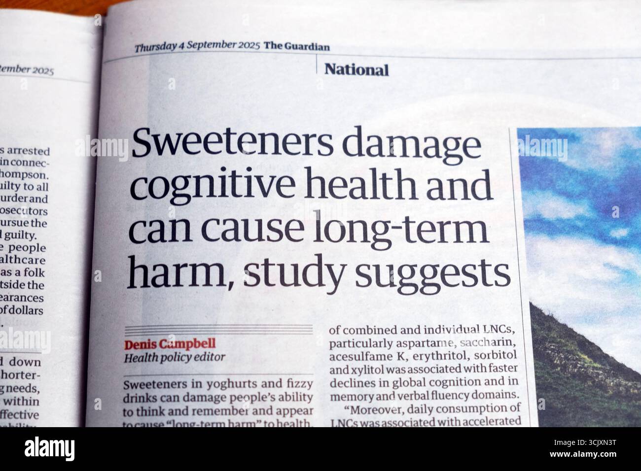 "Gli edulcoranti danneggiano la salute cognitiva e possono causare danni a lungo termine, lo studio suggerisce" articolo del quotidiano Guardian 4 settembre 2025 Londra Regno Unito Foto Stock