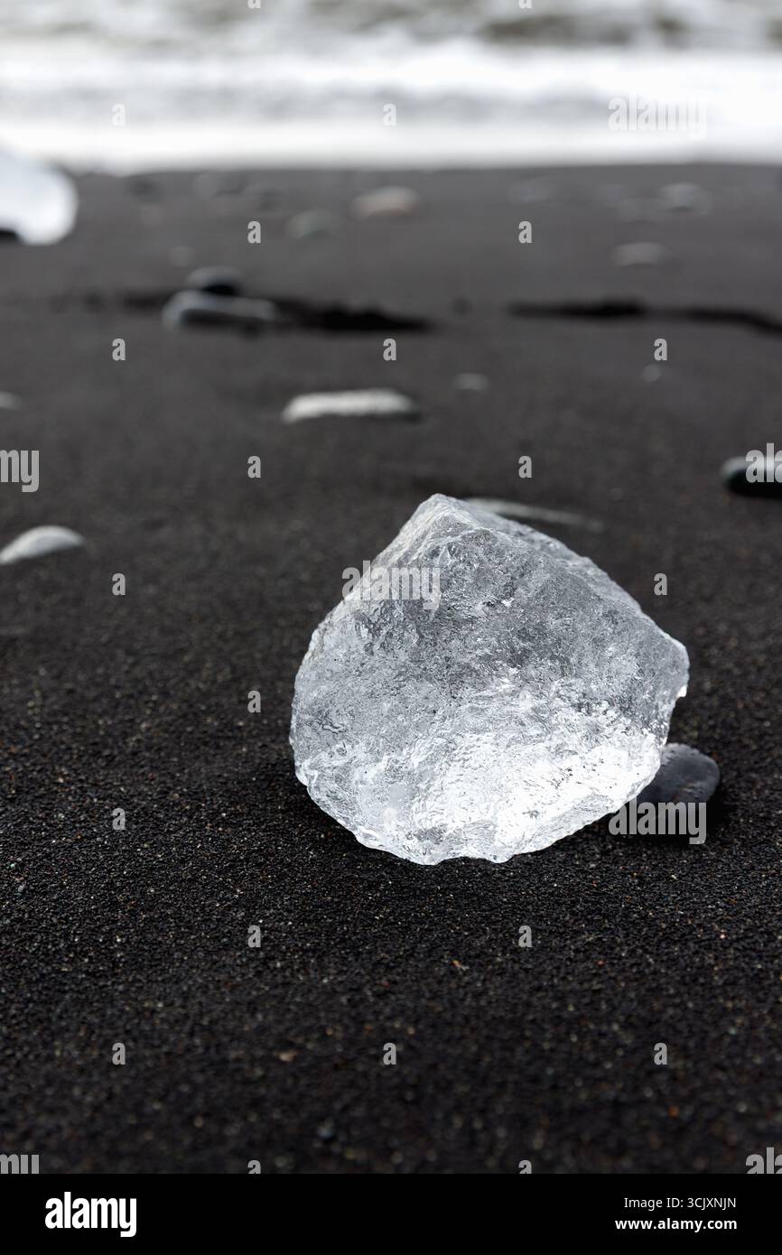 Diamond Beach in Islanda con sculture di ghiaccio sulla spiaggia di sabbia nera Foto Stock