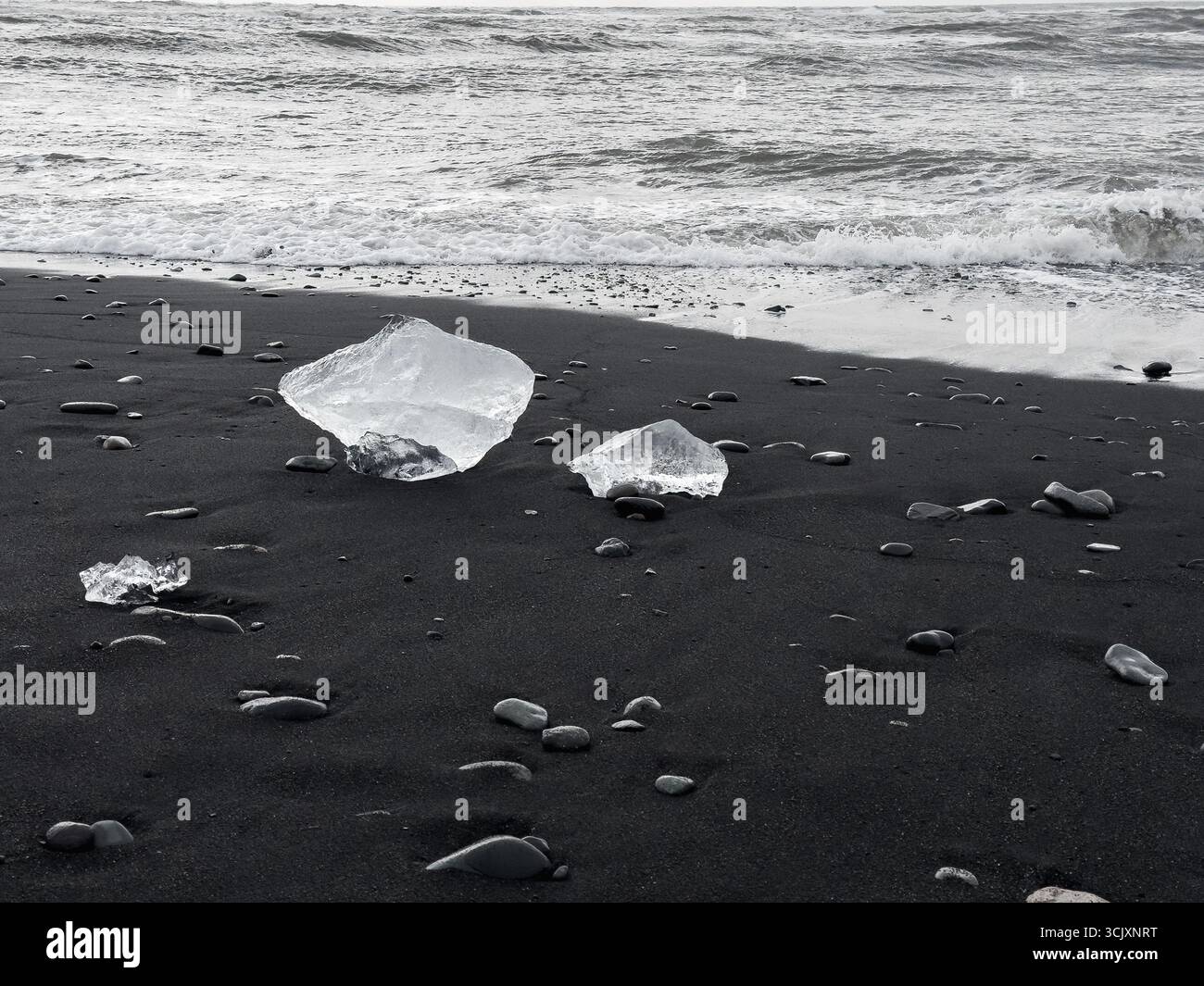 Diamond Beach in Islanda con sculture di ghiaccio sulla spiaggia di sabbia nera Foto Stock