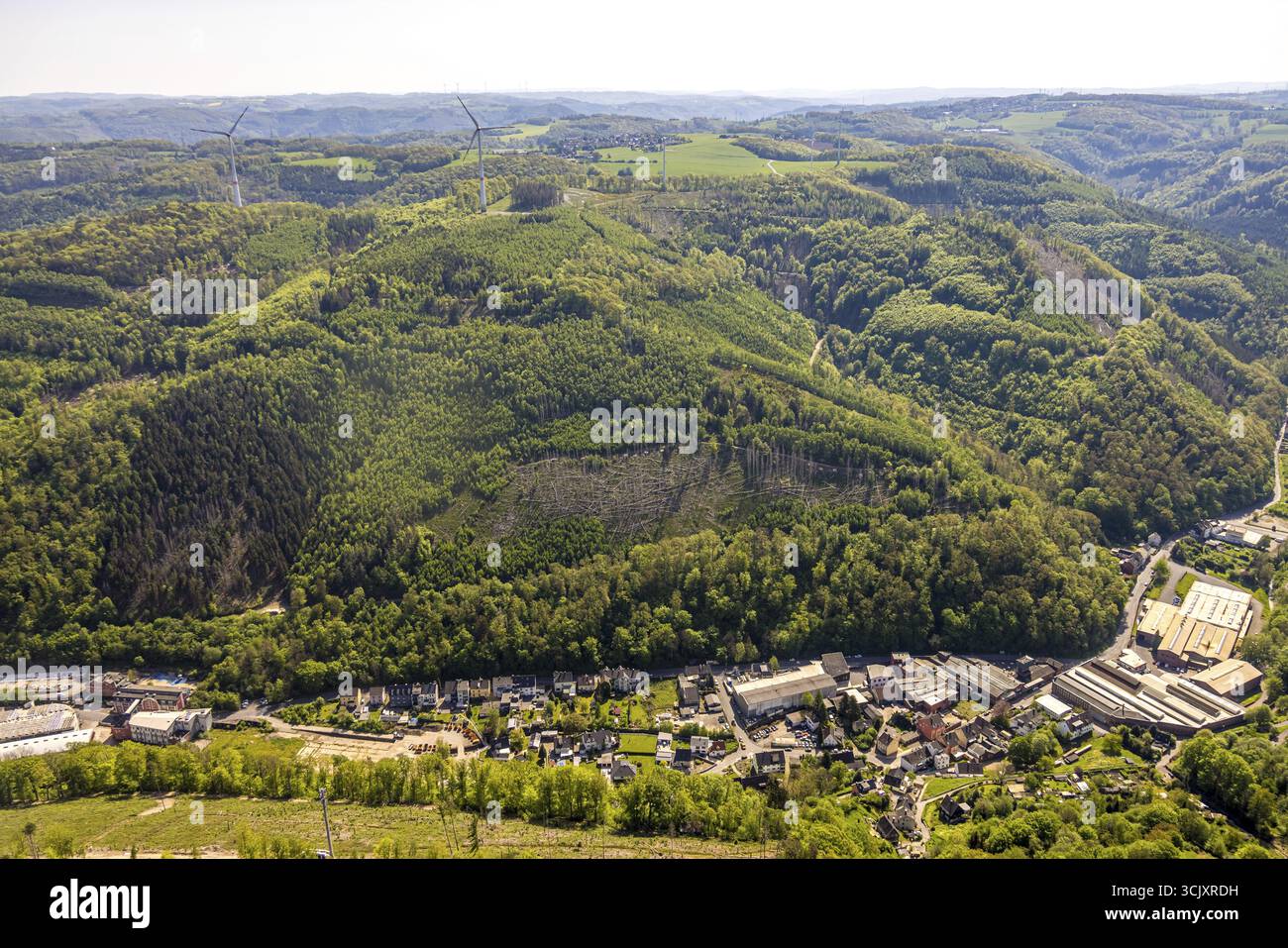 Vista aerea, zona commerciale Obernahmerstrasse, area forestale con danni forestali, turbine eoliche, Hohenlimburg, Hagen, zona della Ruhr, Renania settentrionale-Vestfalia Foto Stock