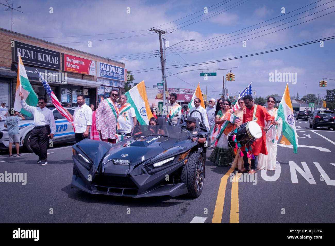 Alla parata dell'India Day a Bellrose, Queens NY, i manifestanti seguono una motocicletta a 3 ruote della Polaris . Foto Stock