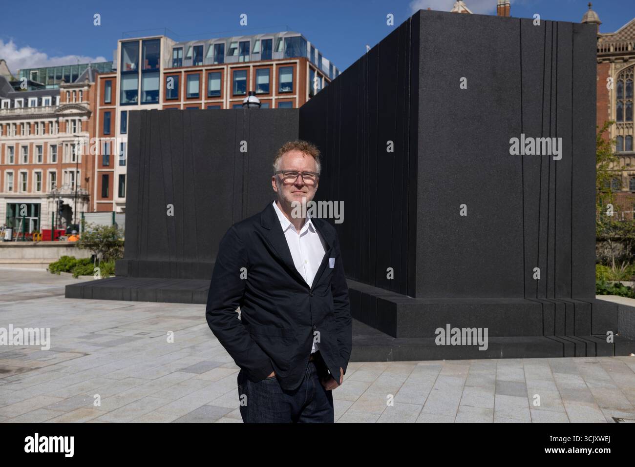 L'artista di Glaswegian Nathan Coley su Bazalgette Embankment, una piazza galleggiante di 1,5 acri di terreno bonificato che nasconde la "super fogna" di Londra da 4,6 miliardi di sterline, Londra, Regno Unito Foto Stock