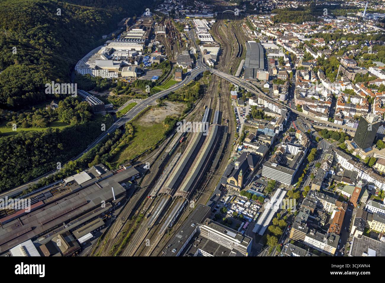 Vista aerea, stazione centrale Hbf con piattaforme coperte e piazzale della stazione, bancarelle sul piazzale, centro città, Hagen, zona della Ruhr, North R Foto Stock