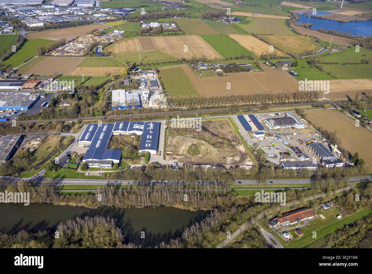 Vista aerea, sito KBE, impianto con tetto solare, Blackweg, Vrasselt, Emmerich am Rhein, Renania settentrionale-Vestfalia, Germania, impianto, tetto solare, industria, ene Foto Stock