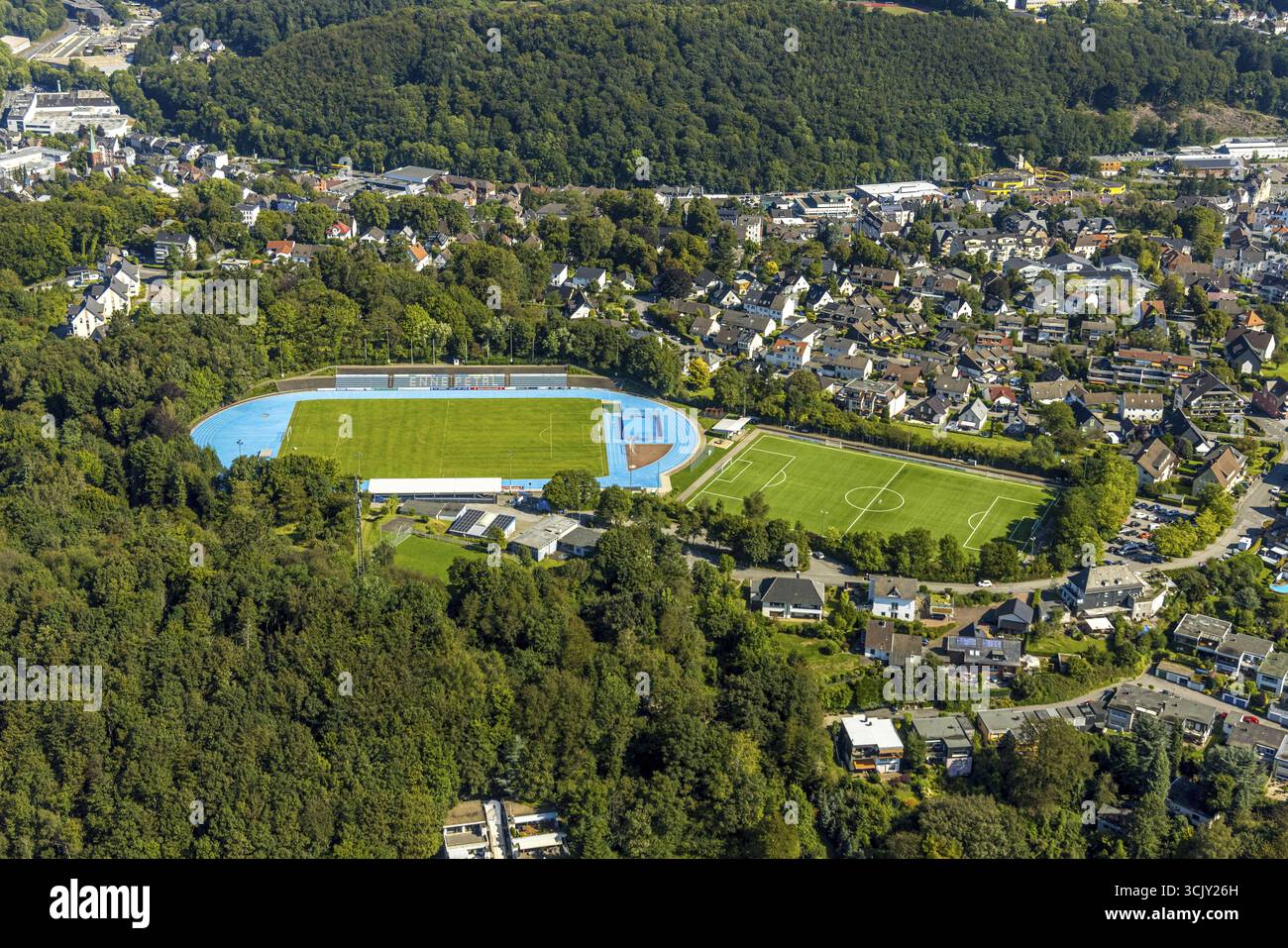Vista aerea, stadio di calcio Bremenstadion e stadio di atletica del TU Ennepetal 1911 e.V. Sports Club, campo laterale, tribuna e Blue Running Trac Foto Stock