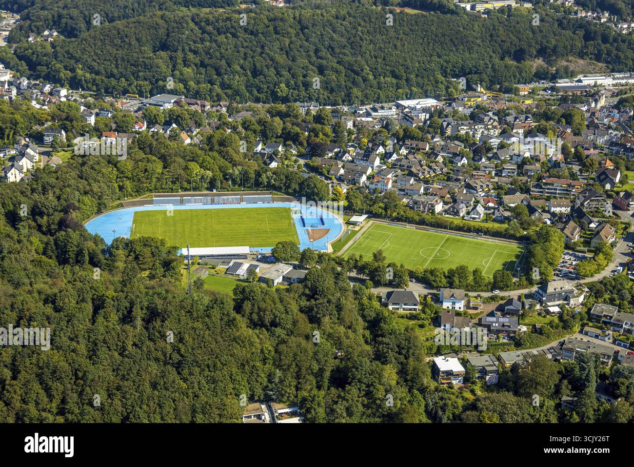 Vista aerea, stadio di calcio Bremenstadion e stadio di atletica del tu Ennepetal 1911 e.V. Sports Club, campo, tribuna e pista da corsa blu, mi Foto Stock