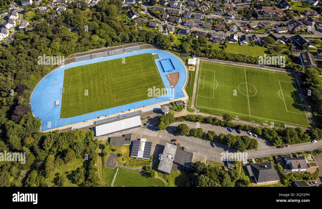 Vista aerea, stadio di calcio Bremenstadion e stadio di atletica del club sportivo TU Ennepetal 1911 e.V., campo adiacente, tribuna e pista blu Foto Stock