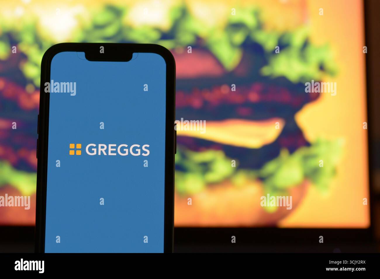 Apertura dell'app Greggs Bakery sullo schermo dello smartphone Foto Stock
