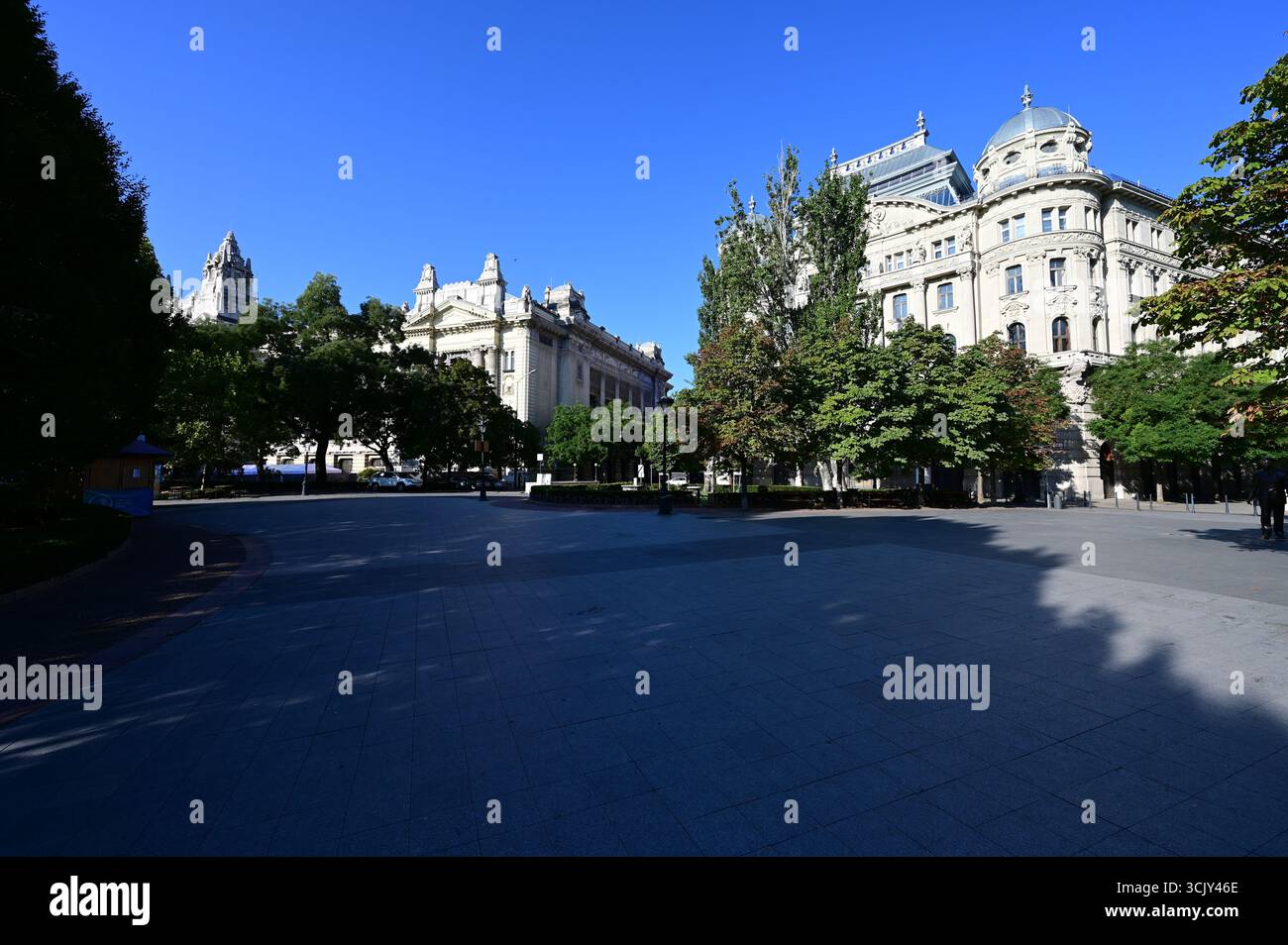 Edifici storici che circondano Piazza della libertà a Budapest, Ungheria. Foto Stock