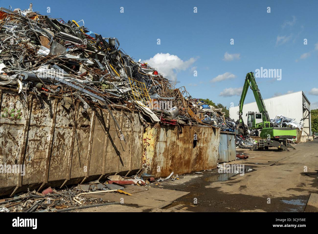 Contenitore per rottami con escavatore a cumuli metallici e riciclaggio, Colonia, Renania settentrionale-Vestfalia, Germania Foto Stock