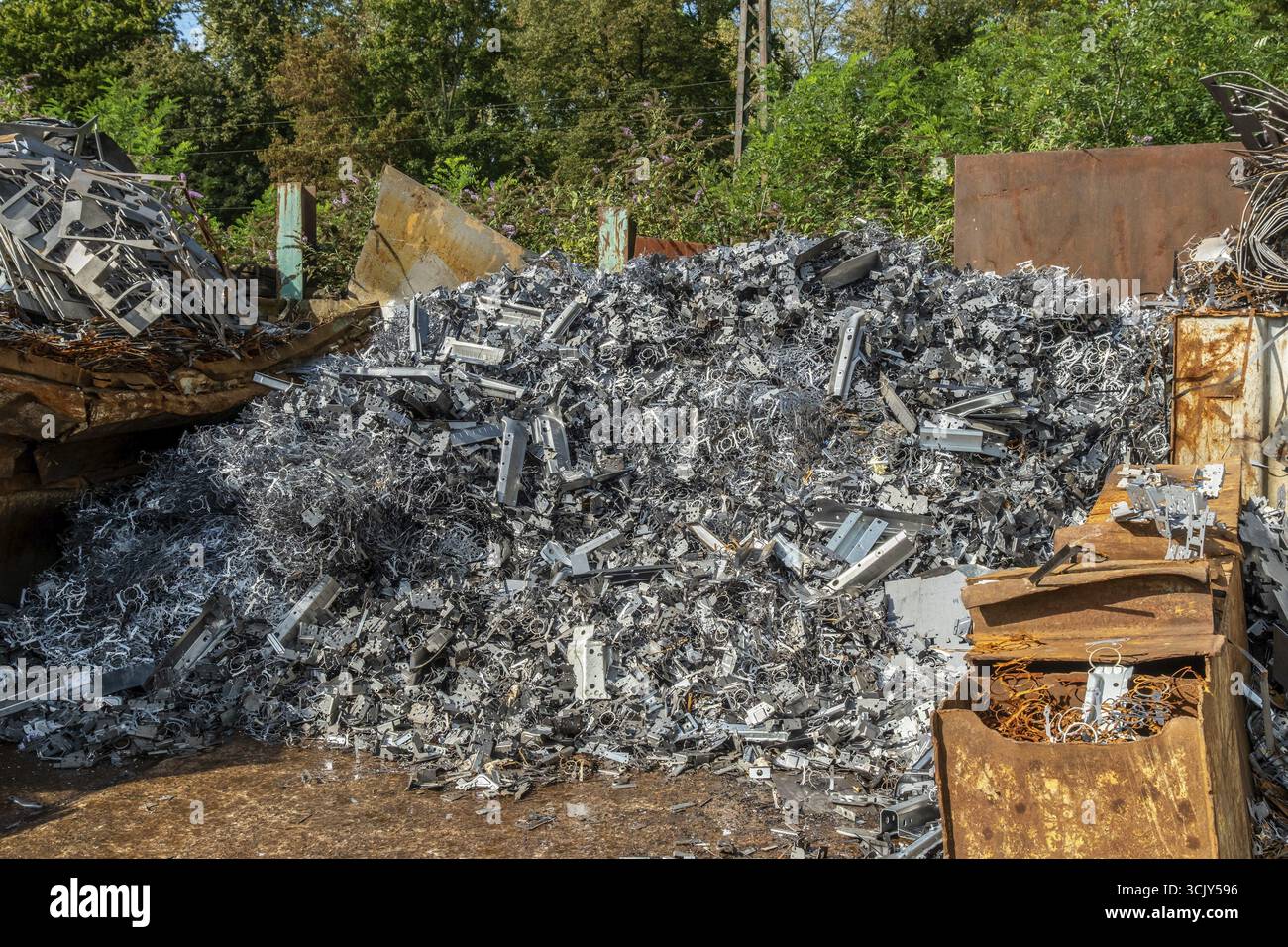 Pile di rottami di alluminio e metallo per esterni, Colonia, Renania settentrionale-Vestfalia, Germania Foto Stock