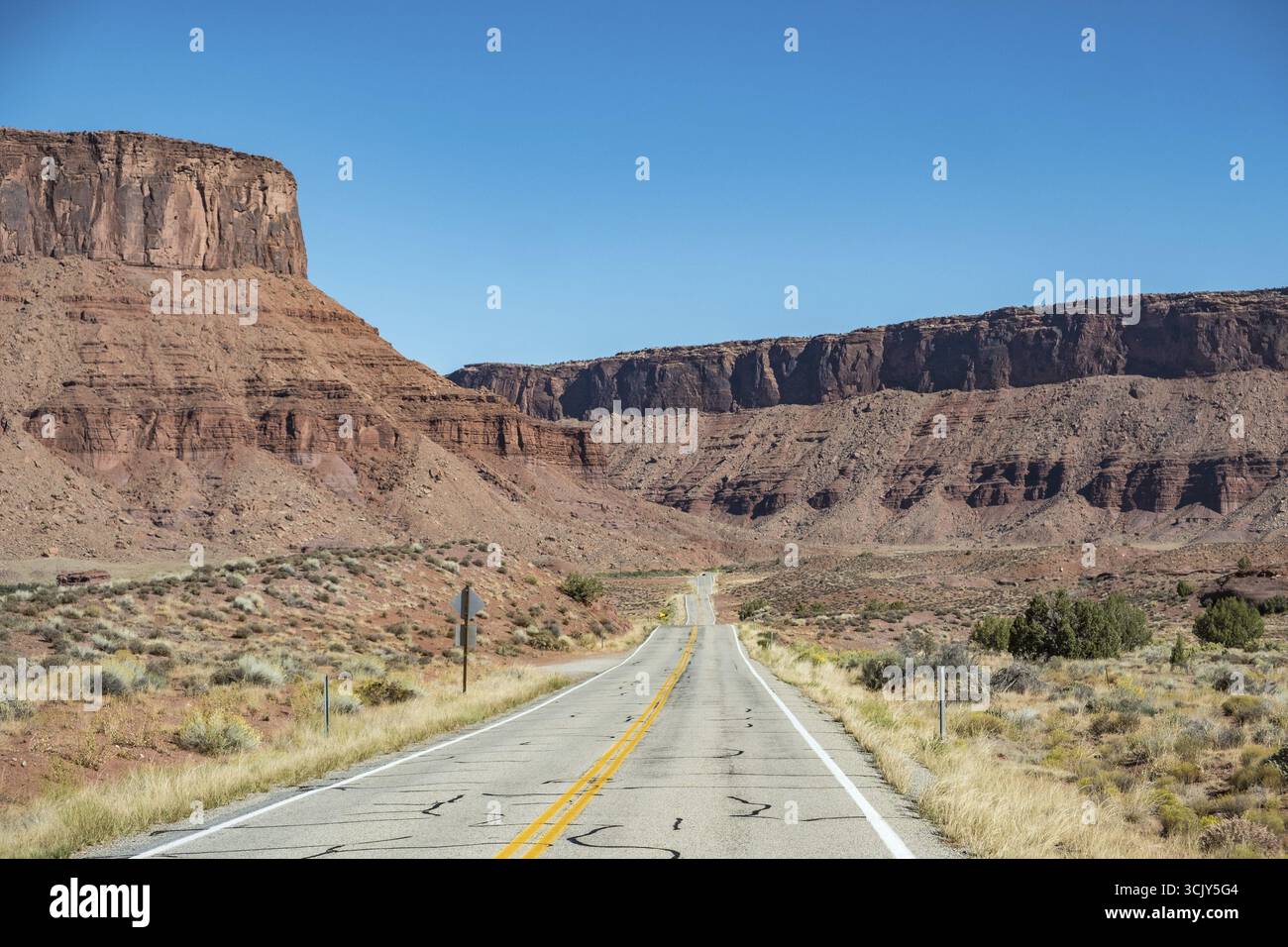 Strada senza fine attraverso il paesaggio di rocce rosse, Moab, Utah, Stati Uniti Foto Stock