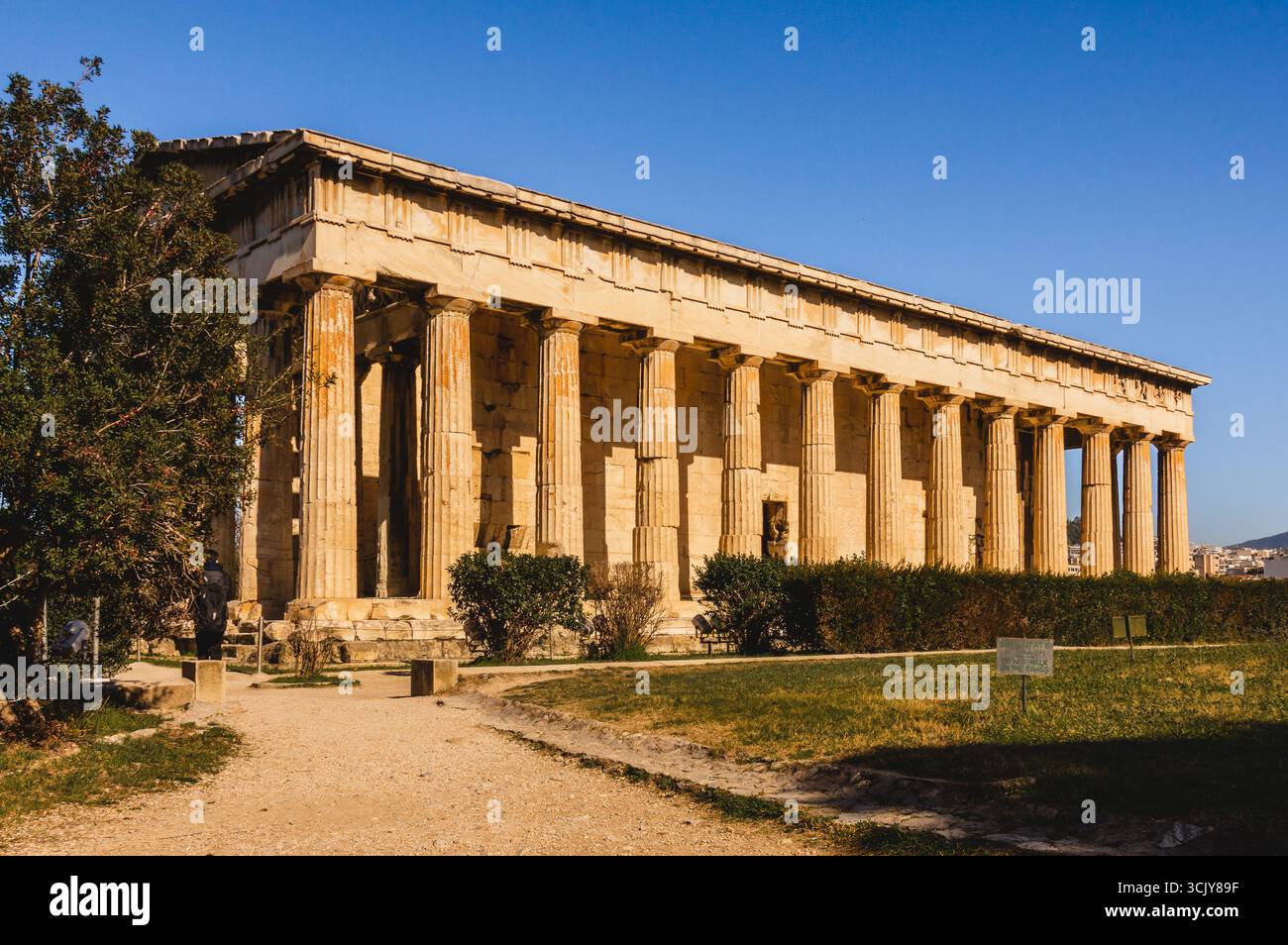Vista laterale del Tempio di Efesto colonne doriche nell'antica Agorà, Atene, Grecia. Foto Stock
