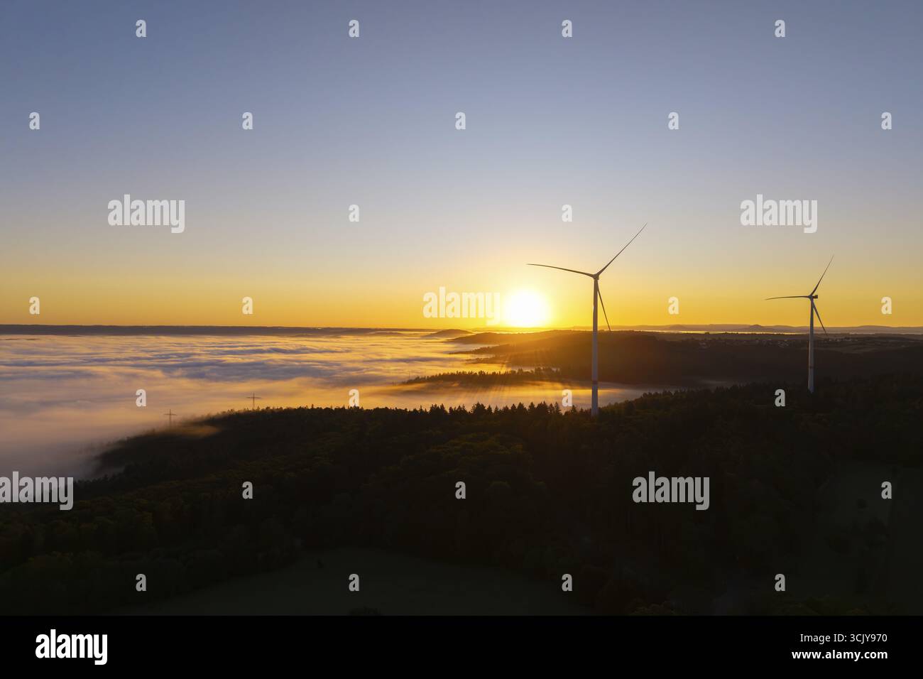 Turbine eoliche su campi nebbiosi e colline all'alba, vicino a Schorndorf, Rems-Murr-Kreis, Rems-Murr-Kreis, Baden-Wuerttemberg, Germania Foto Stock