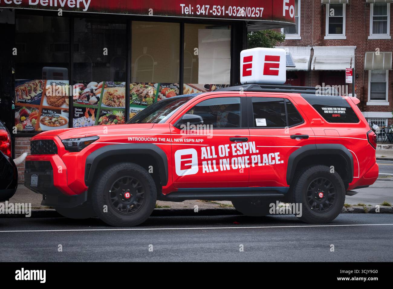 Una Toyota Suburban del 2025 modificata per essere un veicolo promozionale per ESPN e promuovere la loro nuova app online. Su Greenpoint Avenue a Sunnyside, Queens, New York Foto Stock