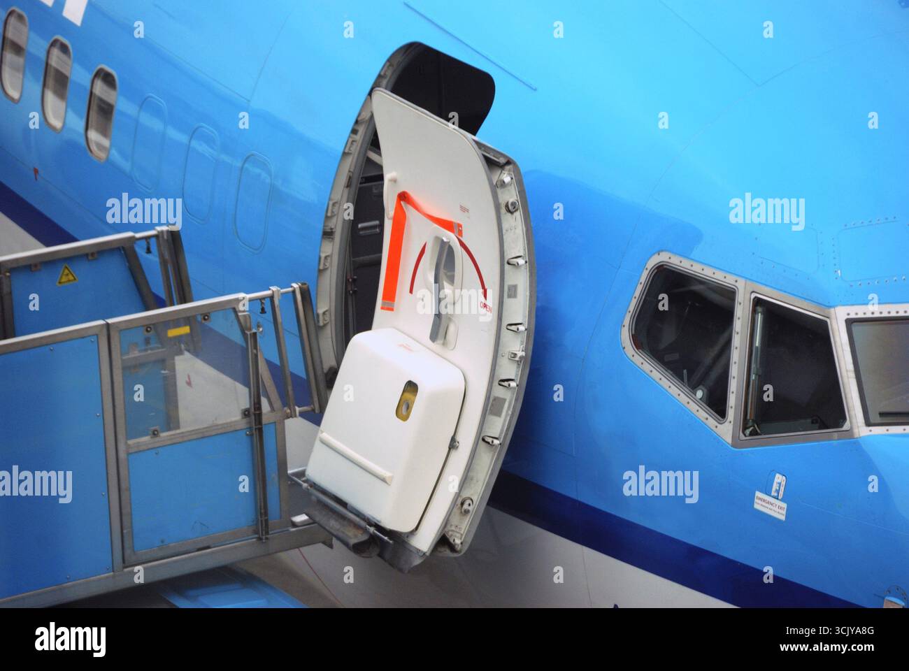 Aprire la porta passeggeri dell'aereo visto dal cancello Foto Stock