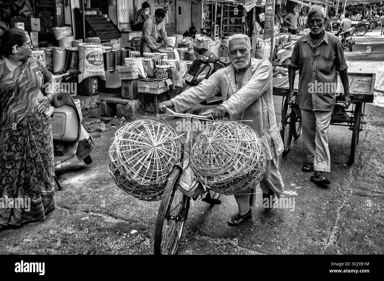 Uomo con la bicicletta. Scene nella città vecchia di Udaipur Streets, Rajasthan, India. Settembre 2015 Foto Stock
