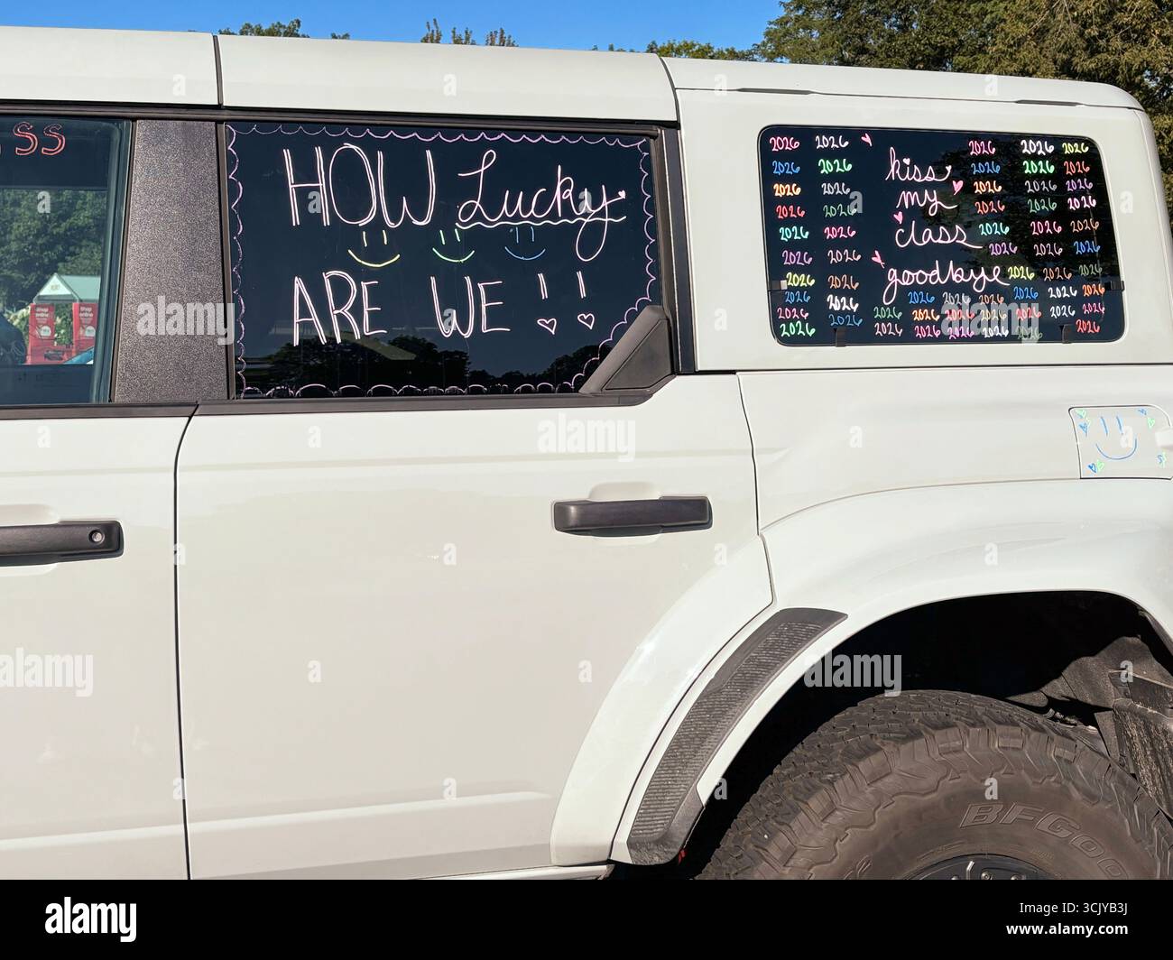 Un SUV celebra che uno studente di scuola superiore si laureerà alla fine dell'anno. A Westchester, New York Foto Stock