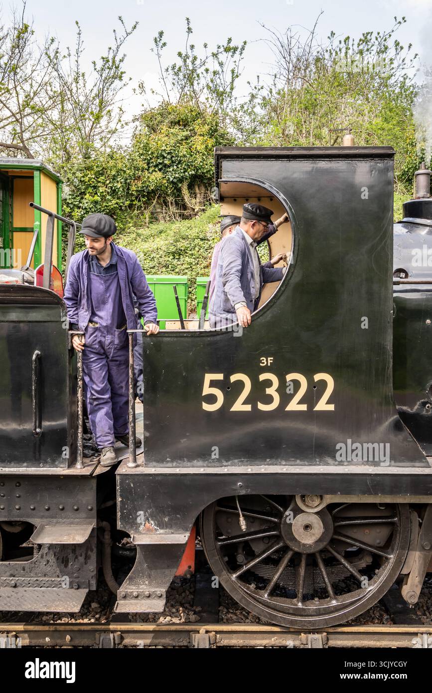 BR 'Class 27' 0-6-0 No. 52322, stazione Medstead e Four Marks sulla Watercress Line, Hampshire, Inghilterra, Regno Unito Foto Stock