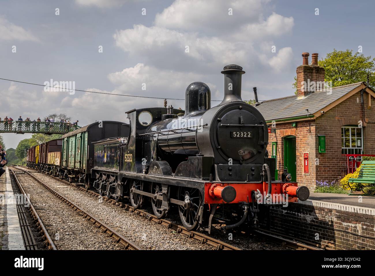 BR 'Class 27' 0-6-0 No. 52322 arriva alla stazione di Medstead e Four Marks sulla Watercress Line, Hampshire, Inghilterra, Regno Unito Foto Stock