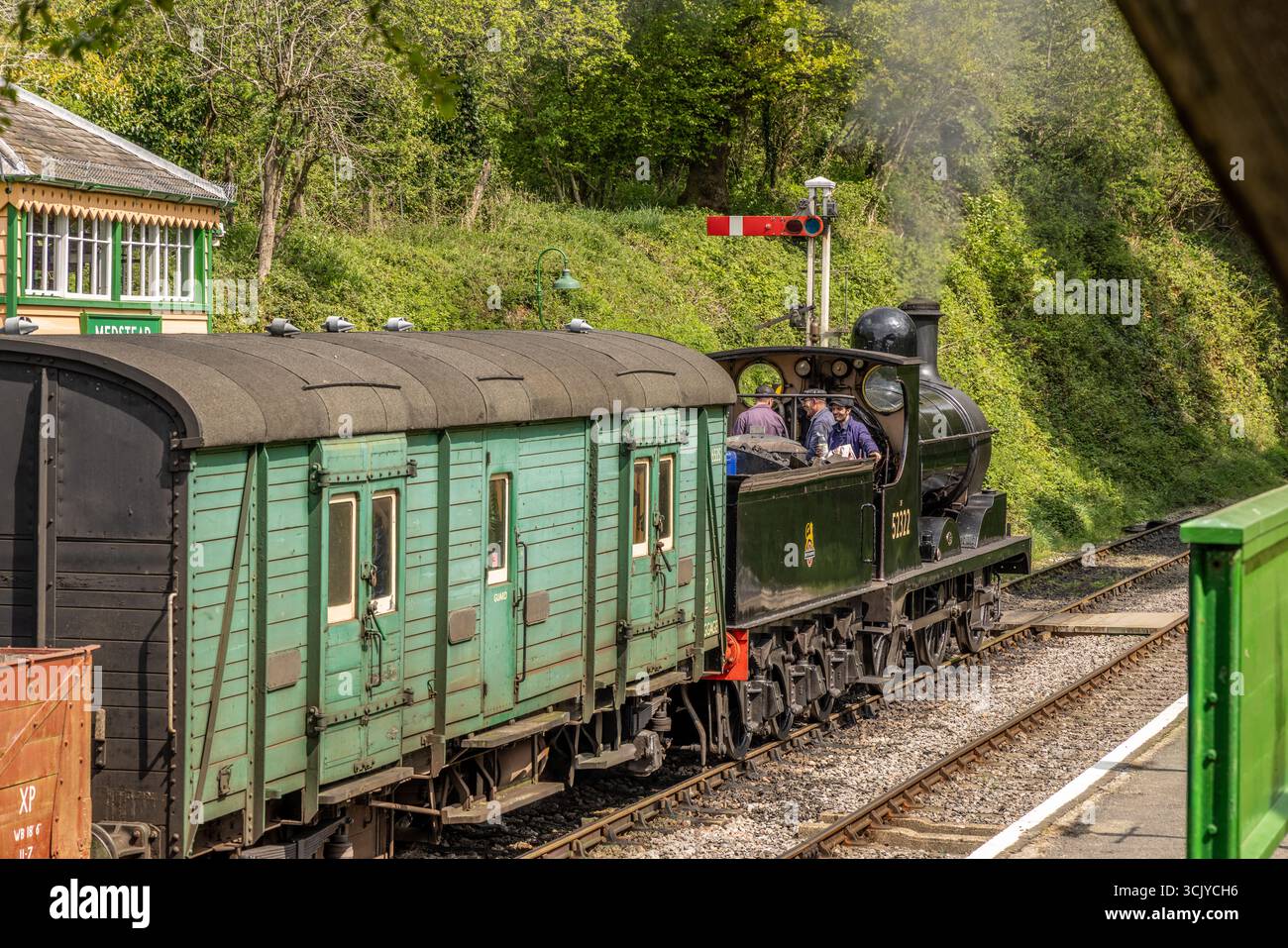 BR 'Class 27' 0-6-0 No. 52322, stazione Medstead e Four Marks sulla Watercress Line, Hampshire, Inghilterra, Regno Unito Foto Stock