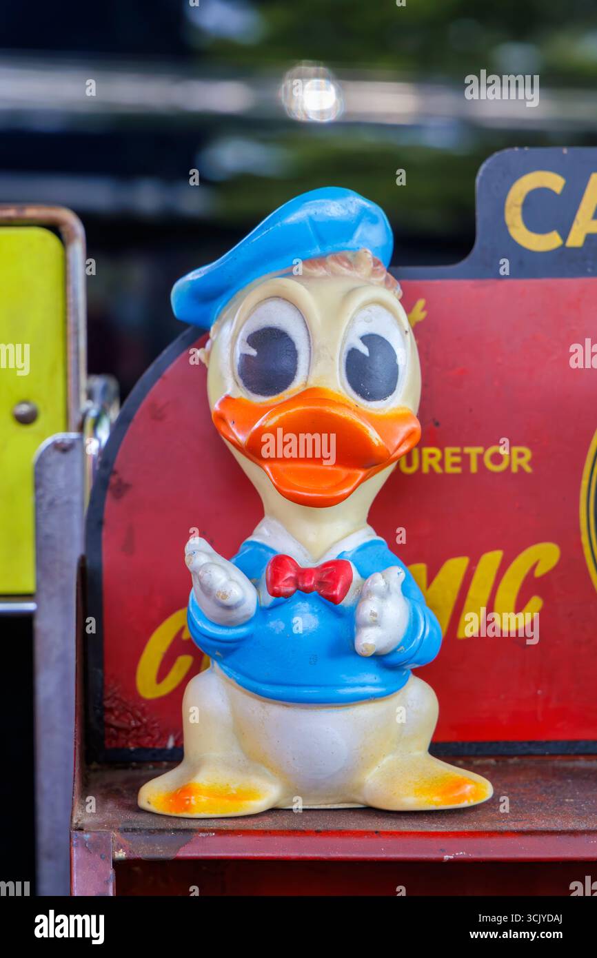 Den Bosch, Paesi Bassi - 12 maggio 2024: Statuetta Disney Paperino d'epoca su un mercato delle pulci a Den Bosch, Paesi Bassi Foto Stock