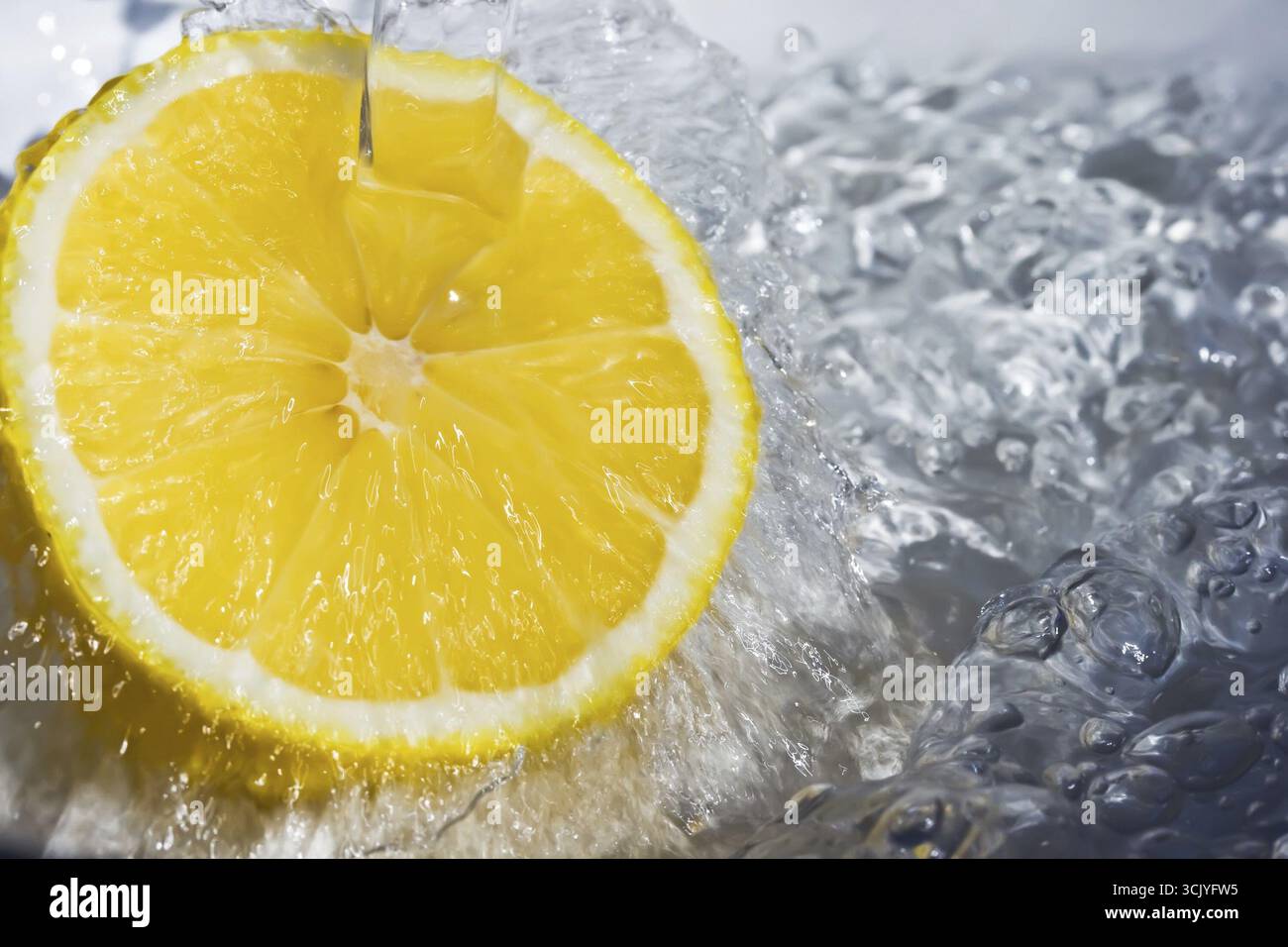 Fresche gocce di acqua su un limone Foto Stock