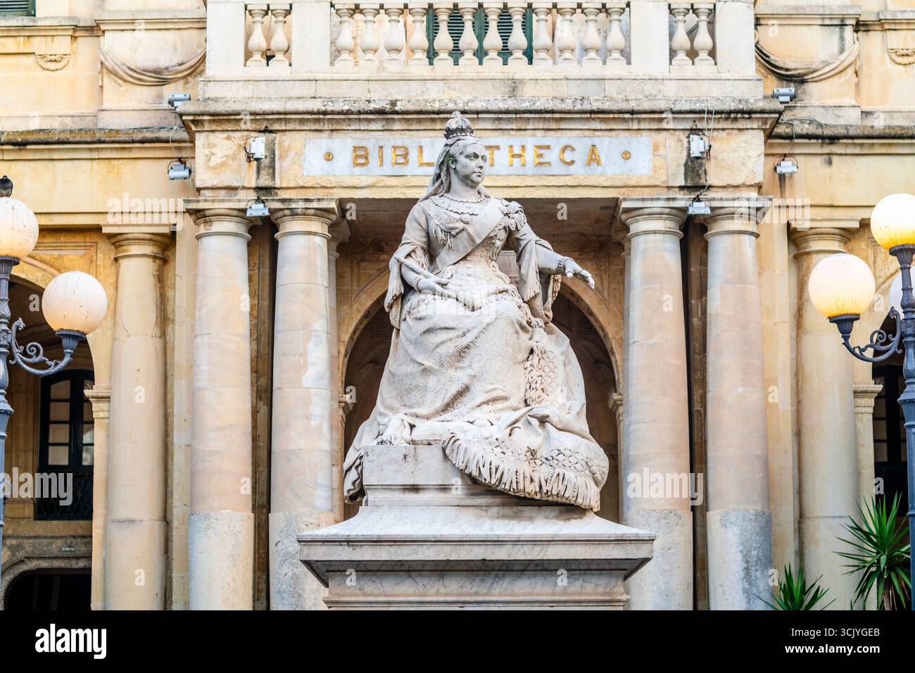 Statua della Regina Vittoria presso la Biblioteca Nazionale di Malta nella capitale la Valletta, Malta Foto Stock