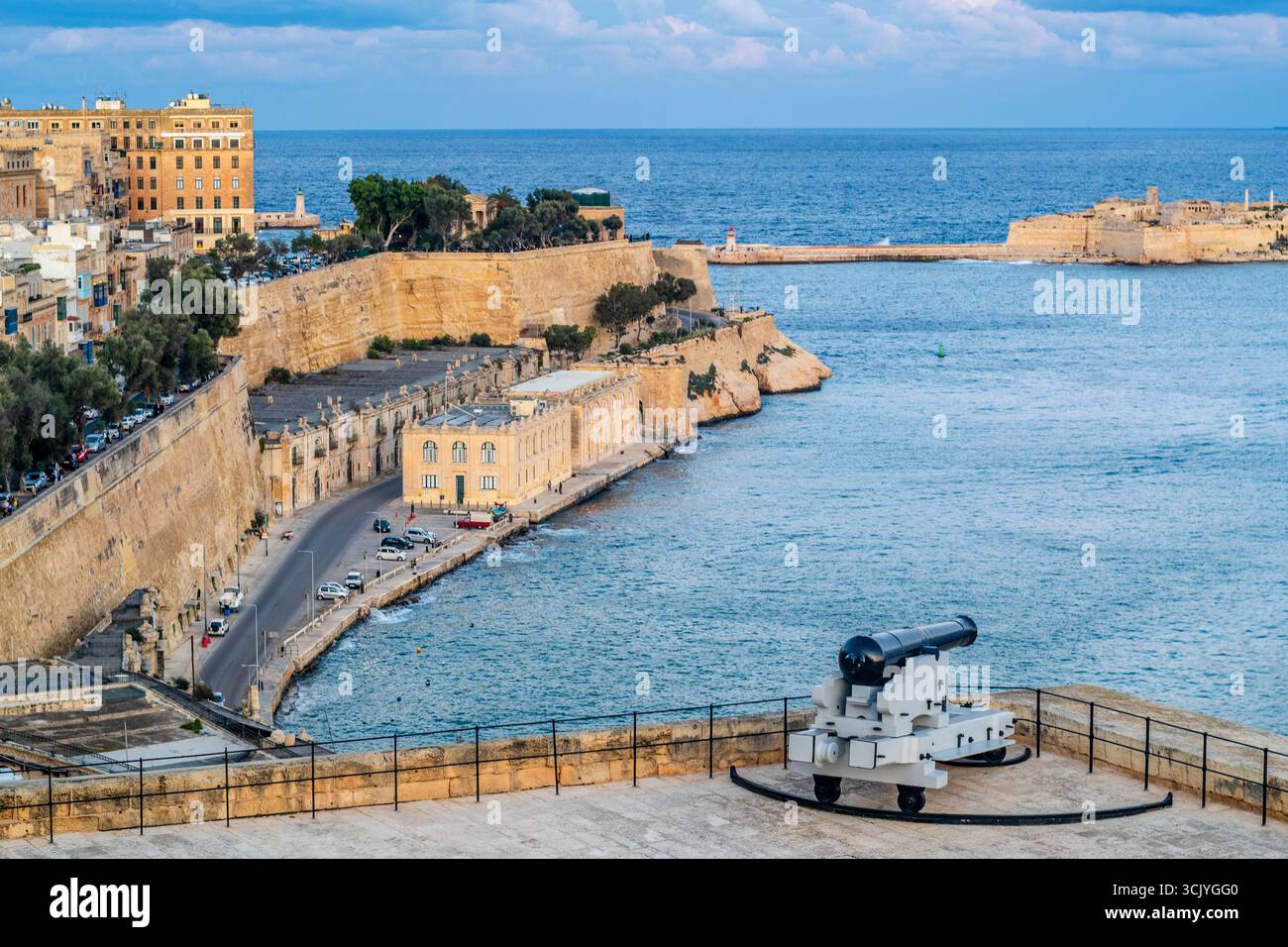 Vista sul mare della storica la Valletta con i giardini inferiori di Barrakka, ripresa dal giardino superiore di Barrakka, capitale, Malta Foto Stock