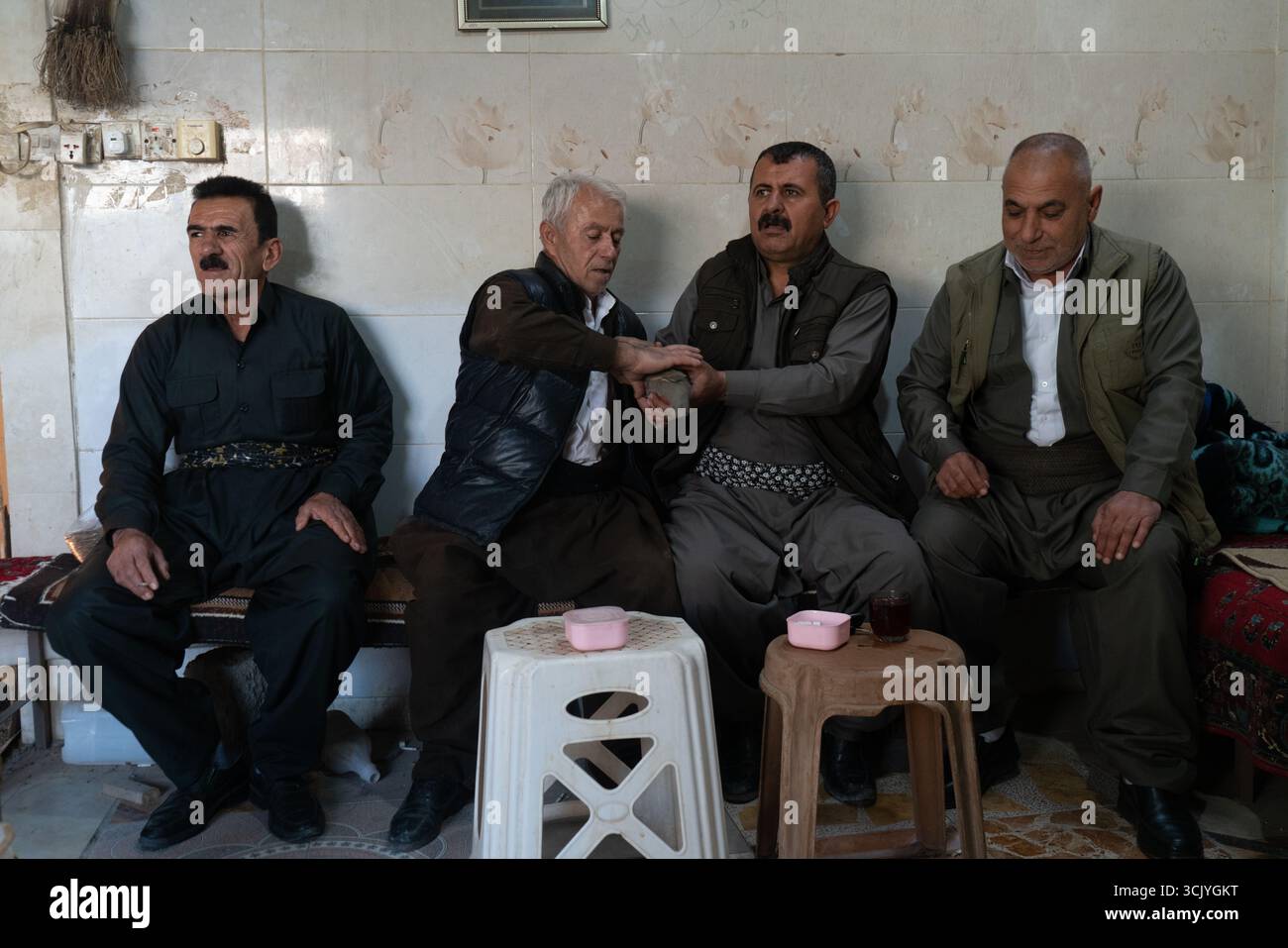 Jawhar, un uomo del Kurdistan che vive nella città di Ranya, ama allevare uccelli di montagna. Foto Stock
