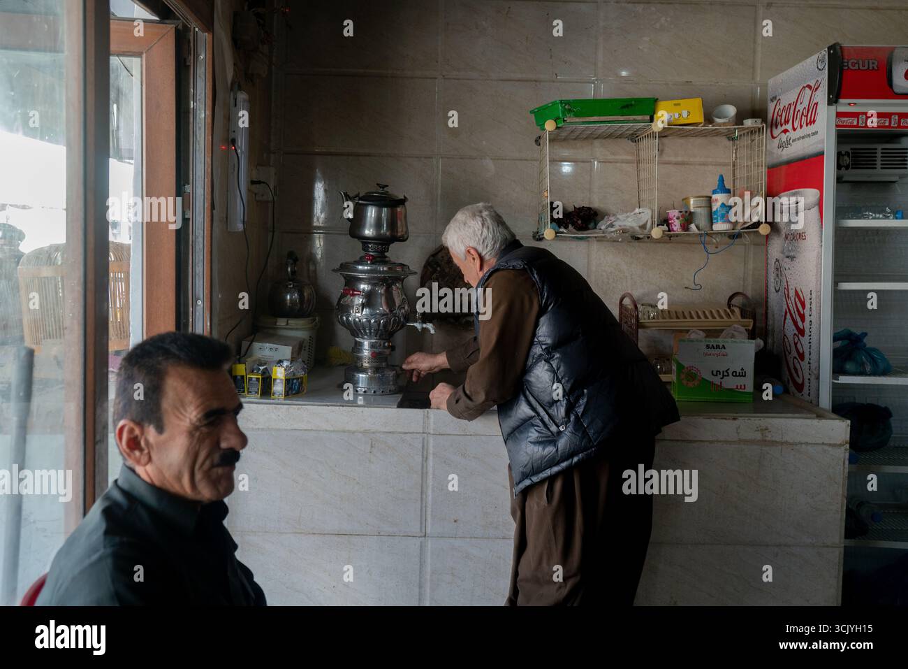 Jawhar, un uomo del Kurdistan che vive nella città di Ranya, ama allevare uccelli di montagna. Foto Stock