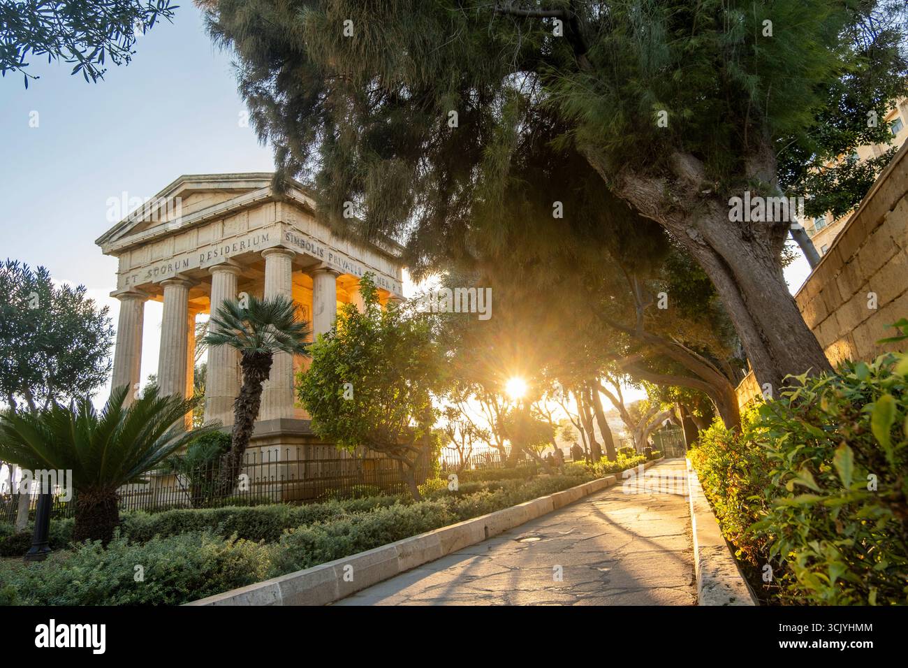 Meraviglioso monumento neoclassico all'alba nei giardini Lower Barrakka, la Valletta, Malta Foto Stock
