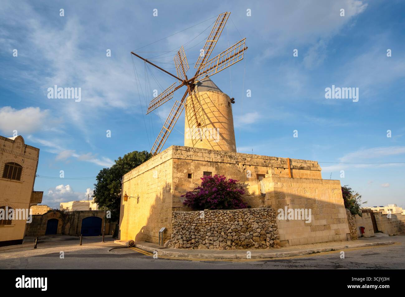 Incredibile mulino a vento Ta Kola, museo di storia locale, isola di Gozo, Malta Foto Stock