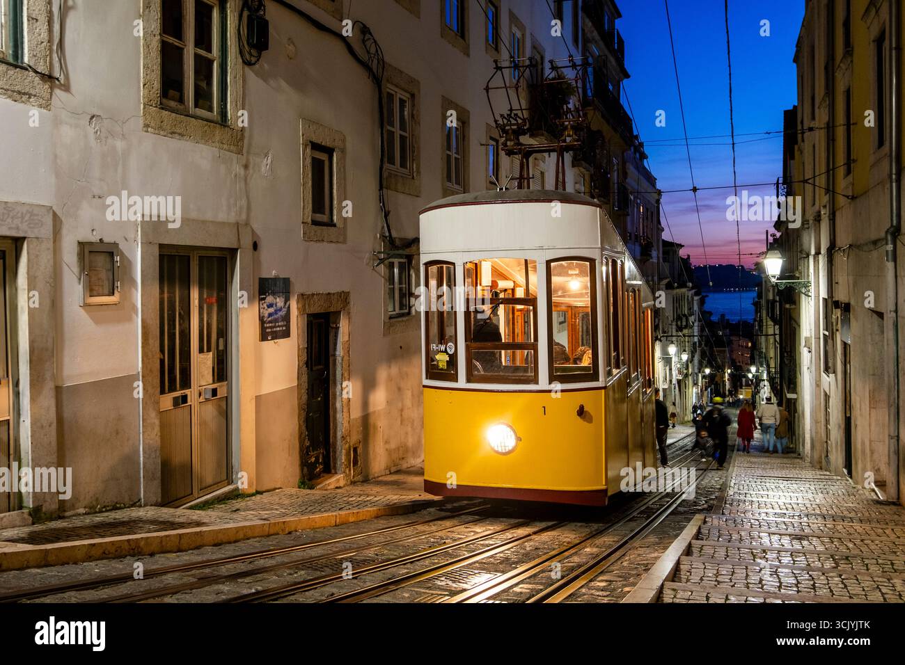 Tradizionale treno giallo a Lisbona - capitale del Portogallo Foto Stock