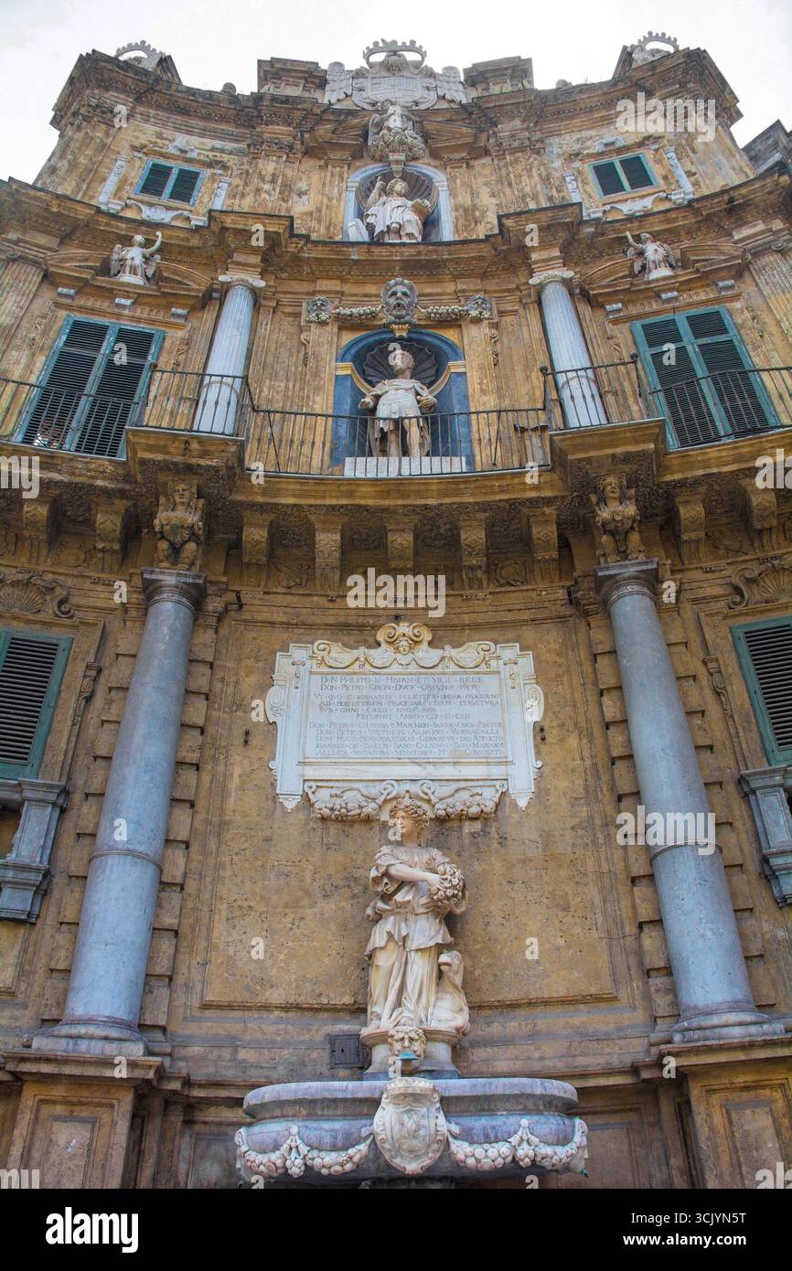 Quattro Canti, iconico monumento urbano barocco del XVII secolo, Palermo, Sicilia, Italia. 4 facciate concave, colonne classiche pilastri, capitelli compositi Foto Stock